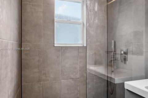 Condo in Miami Beach, Florida, 1 bedroom № 1988043 - photo 24