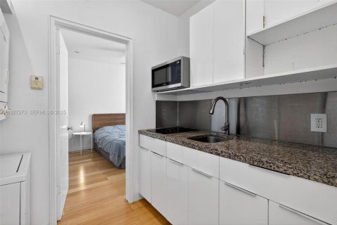 Condo in Miami Beach, Florida, 1 bedroom № 1988043 - photo 10