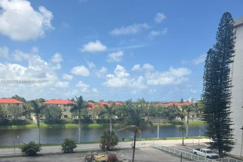 Copropriété à louer à North Miami Beach, Floride: 1 chambre, 73.39 m2 № 1946671 - photo 1