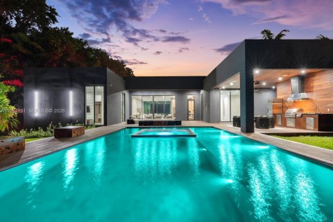 House in Miami, Florida 5 bedrooms № 2080277