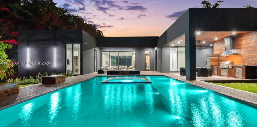 House in Miami, Florida 5 bedrooms № 2080277