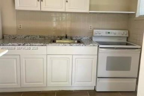 Casa en alquiler en Fort Lauderdale, Florida, 2 dormitorios, 110.55 m2 № 2055143 - foto 2