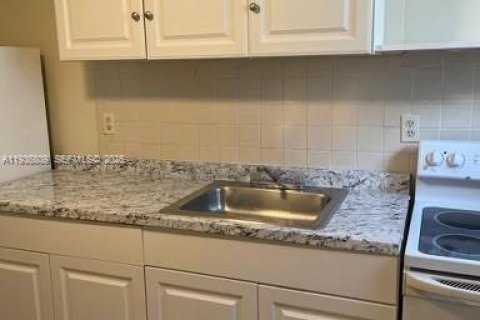 Casa en alquiler en Fort Lauderdale, Florida, 2 dormitorios, 110.55 m2 № 2055143 - foto 3