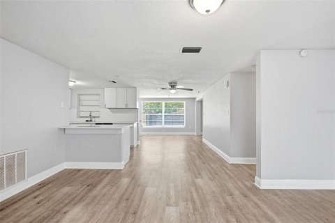 House in Port Richey, Florida 2 bedrooms, 99.59 sq.m. № 2235499 - photo 8