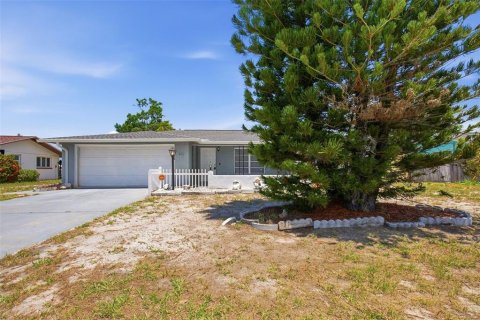 House in Port Richey, Florida 2 bedrooms, 99.59 sq.m. № 2235499