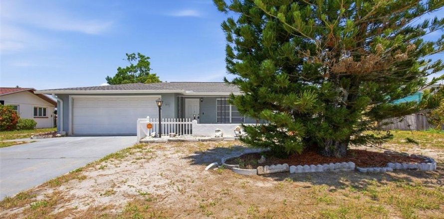 House in Port Richey, Florida 2 bedrooms, 99.59 sq.m. № 2235499