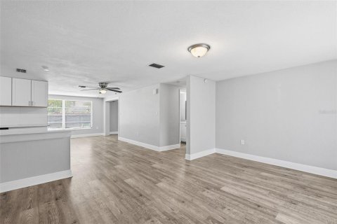 House in Port Richey, Florida 2 bedrooms, 99.59 sq.m. № 2235499 - photo 9