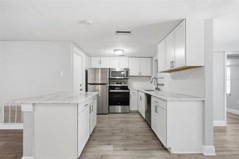 House in Port Richey, Florida 2 bedrooms, 99.59 sq.m. № 2235499 - photo 13