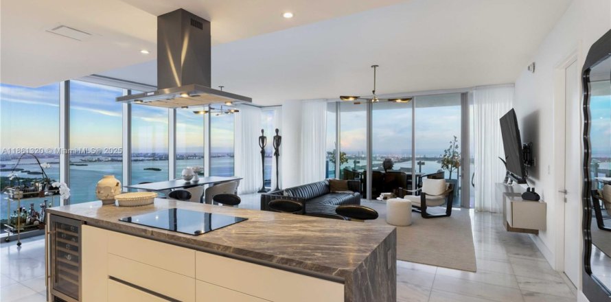 Condominio en Miami, Florida, 3 dormitorios № 1890260