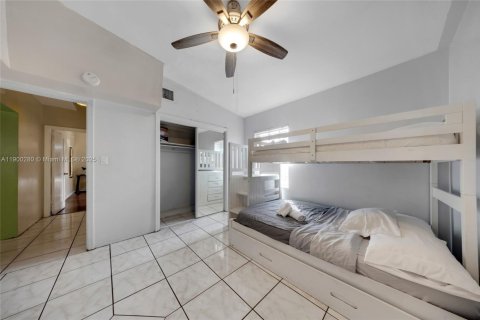 House in Hollywood, Florida 3 bedrooms, 114.64 sq.m. № 1952744 - photo 16