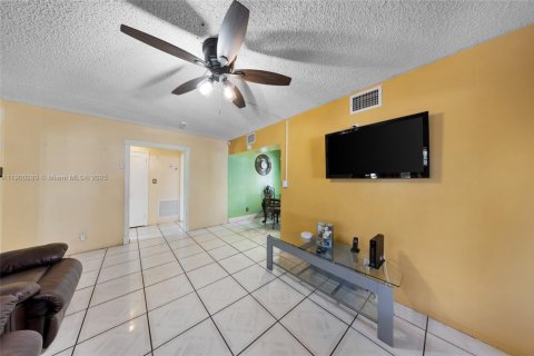 House in Hollywood, Florida 3 bedrooms, 114.64 sq.m. № 1952744 - photo 7