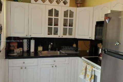 House in Hollywood, Florida 3 bedrooms, 114.64 sq.m. № 1952744 - photo 2