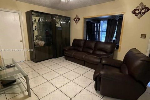 House in Hollywood, Florida 3 bedrooms, 114.64 sq.m. № 1952744 - photo 1