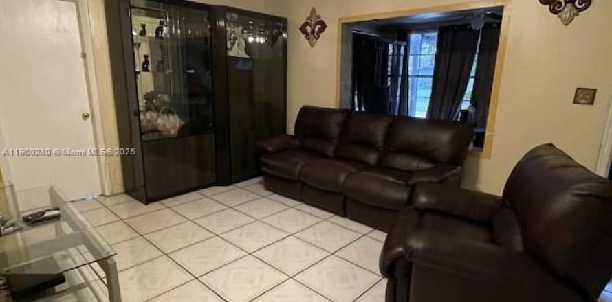 House in Hollywood, Florida 3 bedrooms, 114.64 sq.m. № 1952744