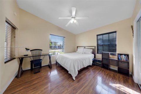 House in Hollywood, Florida 3 bedrooms, 114.64 sq.m. № 1952744 - photo 12