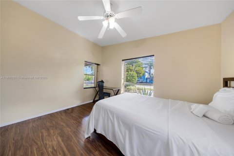 House in Hollywood, Florida 3 bedrooms, 114.64 sq.m. № 1952744 - photo 13