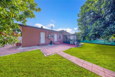 House in Hollywood, Florida 3 bedrooms, 114.64 sq.m. № 1952744 - photo 21