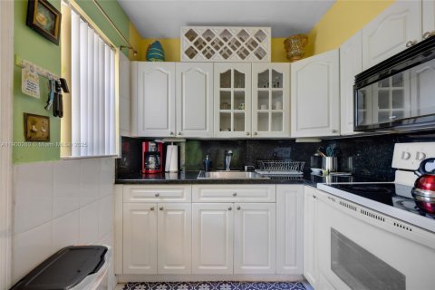 House in Hollywood, Florida 3 bedrooms, 114.64 sq.m. № 1952744 - photo 9