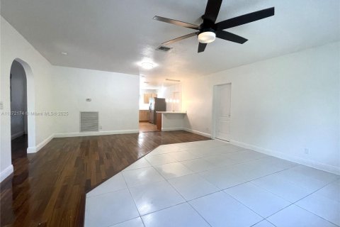House in Dania Beach, Florida 4 bedrooms, 178.93 sq.m. № 1943516 - photo 12