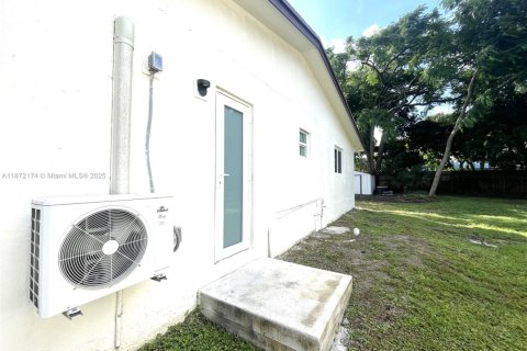 House in Dania Beach, Florida 4 bedrooms, 178.93 sq.m. № 1943516 - photo 5