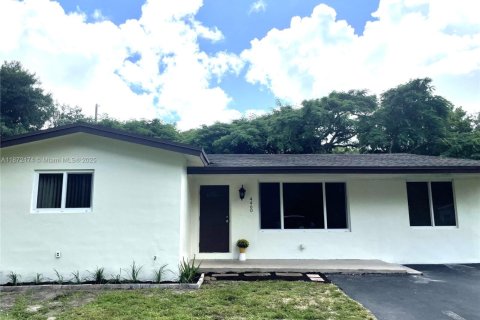 House in Dania Beach, Florida 4 bedrooms, 178.93 sq.m. № 1943516 - photo 3