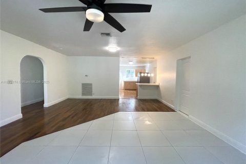 House in Dania Beach, Florida 4 bedrooms, 178.93 sq.m. № 1943516 - photo 11