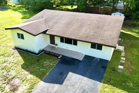 House in Dania Beach, Florida 4 bedrooms, 178.93 sq.m. № 1943516 - photo 1