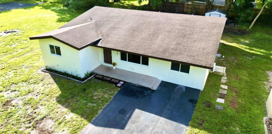 House in Dania Beach, Florida 4 bedrooms, 178.93 sq.m. № 1943516
