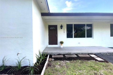 House in Dania Beach, Florida 4 bedrooms, 178.93 sq.m. № 1943516 - photo 2
