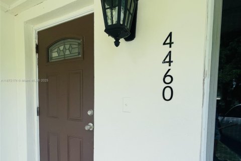 House in Dania Beach, Florida 4 bedrooms, 178.93 sq.m. № 1943516 - photo 4