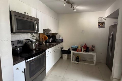 Casa en alquiler en Miami, Florida, 6 dormitorios, 223.89 m2 № 1954284 - foto 10