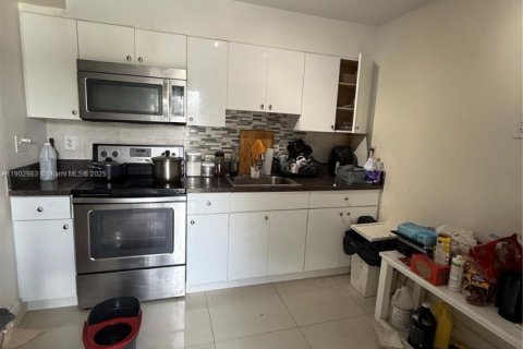 Casa en alquiler en Miami, Florida, 6 dormitorios, 223.89 m2 № 1954284 - foto 1