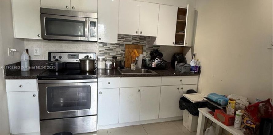 Casa en Miami, Florida 6 dormitorios, 223.89 m2 № 1954284
