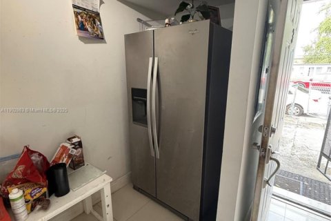 Casa en alquiler en Miami, Florida, 6 dormitorios, 223.89 m2 № 1954284 - foto 3