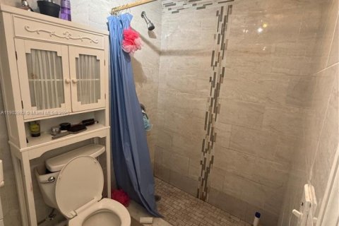 Casa en alquiler en Miami, Florida, 6 dormitorios, 223.89 m2 № 1954284 - foto 11