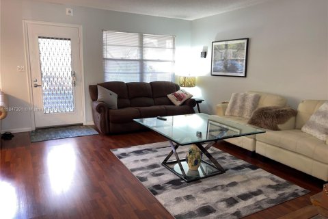 Снять в аренду кондоминиум в Коконат Крик, Флорида 2 спальни, 93.09м2, № 1935966 - фото 4