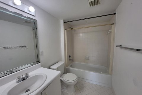 Снять в аренду кондоминиум в Пемброк-Пайнс, Флорида 2 спальни, 105.63м2, № 2078236 - фото 27