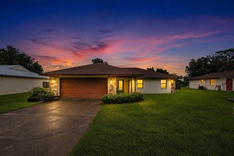 House in Lakeland, Florida 3 bedrooms, 124.95 sq.m. № 2285470