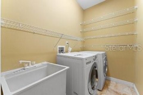 House in Orlando, Florida 4 bedrooms, 195.19 sq.m. № 1903346 - photo 18