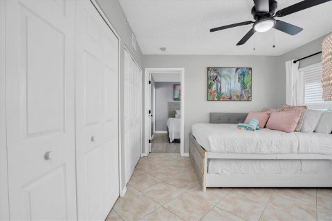 Condo in Saint Pete Beach, Florida, 3 bedrooms  № 2144056 - photo 29