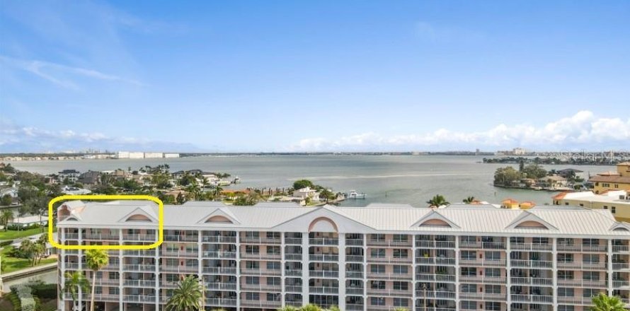 Condo in Saint Pete Beach, Florida, 3 bedrooms  № 2144056