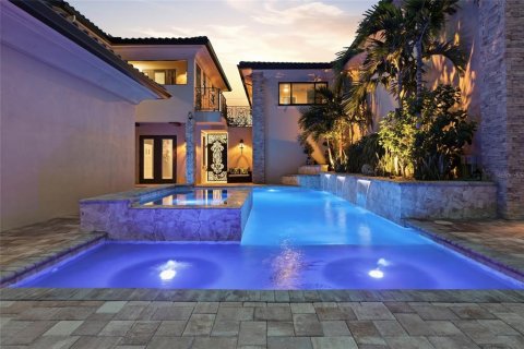 House in Cape Coral, Florida 5 bedrooms, 430.6 sq.m. № 2308815