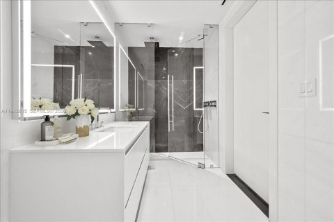 Condo in Miami, Florida, 1 bedroom  № 2000603 - photo 7