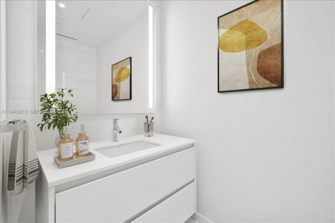 Condo in Miami, Florida, 1 bedroom  № 2000603 - photo 9