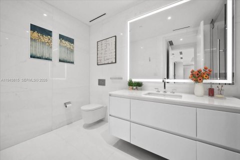 Condo in Miami, Florida, 1 bedroom  № 2000603 - photo 6