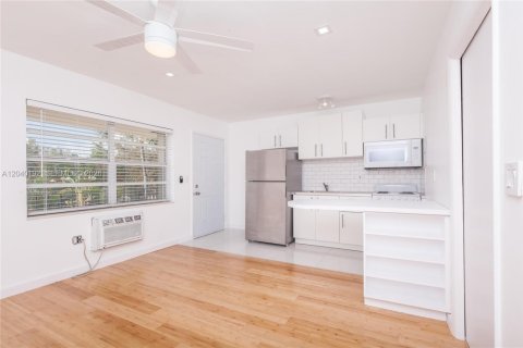 Condominio en Miami Beach, Florida, 1 dormitorio  № 2086236