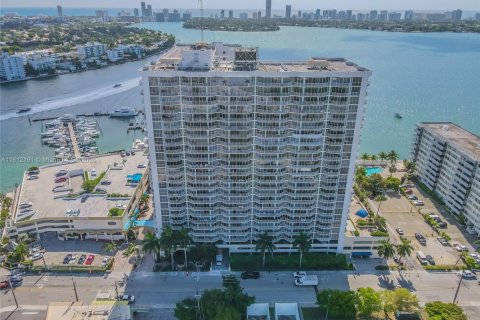 Copropriété à louer à North Bay Village, Floride: 1 chambre, 65.5 m2 № 1759103 - photo 1