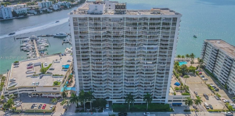 Condo à North Bay Village, Floride, 1 chambre  № 1759103