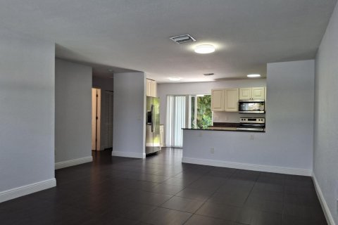 Apartment in Coral Springs, Florida 3 bedrooms, 123.19 sq.m. № 2250977 - photo 3