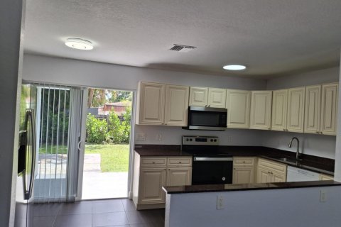 Apartment in Coral Springs, Florida 3 bedrooms, 123.19 sq.m. № 2250977 - photo 2